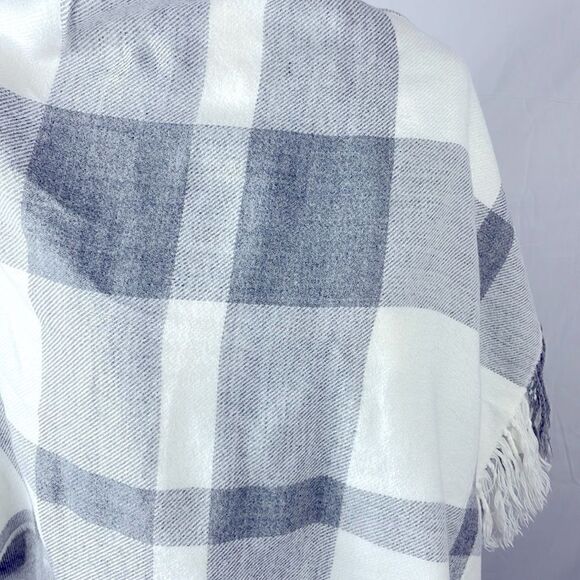 Blanket Scarf Gray and White with fringe - Picture 6 of 6